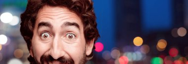 Genç adam mutlu poz sakallı