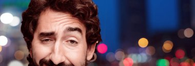 Genç çılgın sakallı adam kesme baş ifade izole ile.