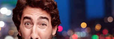 Genç deli adam izole kesme kafa ifadesiyle sakallı. Üzgün kavramı.