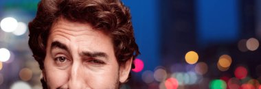 Genç çılgın sakallı adam kesme baş ifade izole ile.