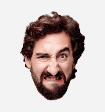 Genç adam kızgın ifade ile sakallı