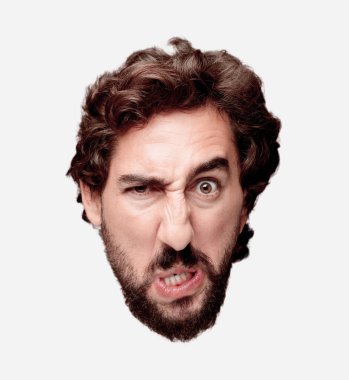 Genç adam kızgın ifade ile sakallı