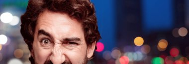 Genç adam kızgın ifade ile sakallı