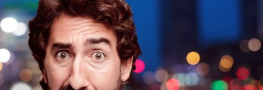 Adam korkmuş konsepti ile Genç sakallı