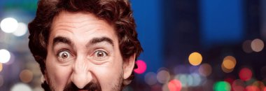 Genç adam kızgın ifade ile sakallı