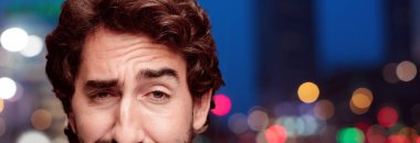 Genç çılgın sakallı adam kesme baş ifade izole ile.