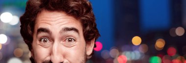 Genç adam mutlu poz sakallı