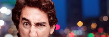 Genç adam kızgın ifade ile sakallı