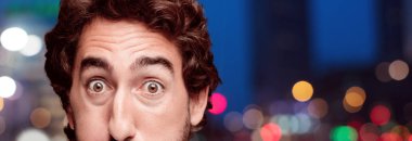 Genç sakallı adam şaka ile kavramı