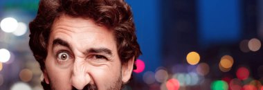 Genç adam kızgın ifade ile sakallı