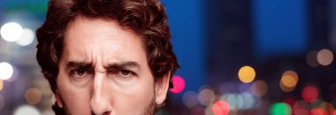 Genç adam sürpriz konsepti ile sakallı