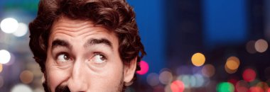 Genç adam düşünme kavramı ile sakallı