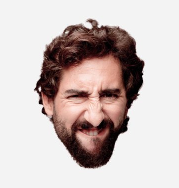 Genç adam kızgın ifade ile sakallı