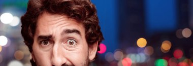 Genç adam düşünme kavramı ile sakallı