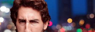 Genç adam kızgın ifade ile sakallı