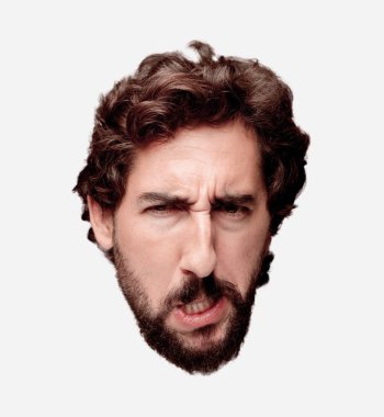 Genç adam kızgın ifade ile sakallı