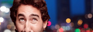 Genç sakallı adam şaka ile kavramı