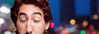 Genç sakallı adam şaka ile kavramı