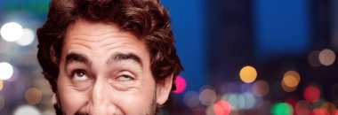 Genç sakallı adam şaka ile kavramı