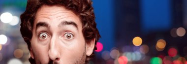 Genç adam sürpriz konsepti ile sakallı