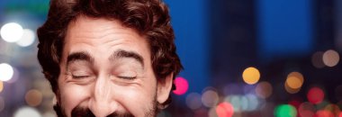 Genç adam mutlu poz sakallı