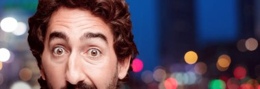 Genç adam sürpriz konsepti ile sakallı