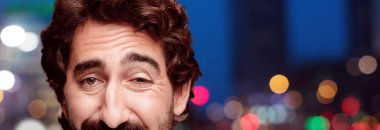 Genç çılgın sakallı adam kesme baş ifade izole ile.