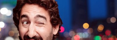 Genç adam mutlu poz sakallı