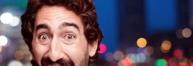 Genç adam mutlu poz sakallı