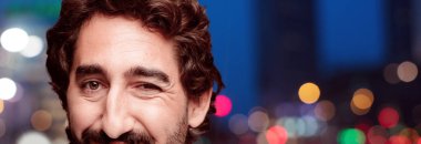 Genç adam mutlu poz sakallı