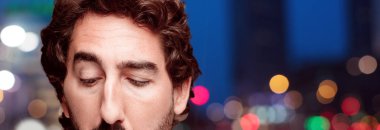 Genç sakallı adam şaka ile kavramı