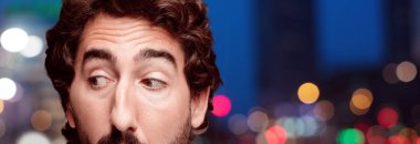 Genç adam düşünme kavramı ile sakallı