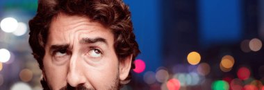 Genç adam düşünme kavramı ile sakallı