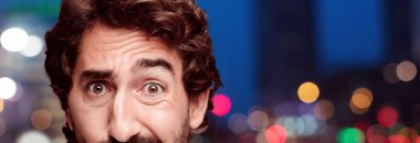 Genç adam düşünme kavramı ile sakallı