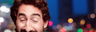 Genç sakallı adam şaka ile kavramı