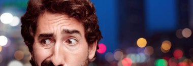 Genç adam düşünme kavramı ile sakallı