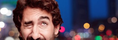 Genç adam kızgın ifade ile sakallı