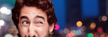 Genç adam kızgın ifade ile sakallı