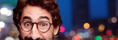 Genç çılgın sakallı adam kesme baş ifade izole ile.