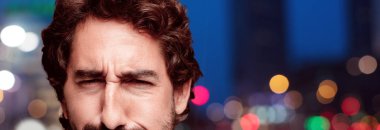 Genç adam kızgın ifade ile sakallı