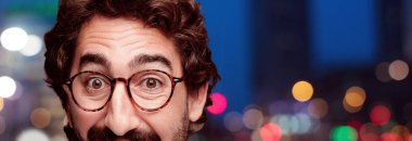 Genç çılgın sakallı adam kesme baş ifade izole ile.