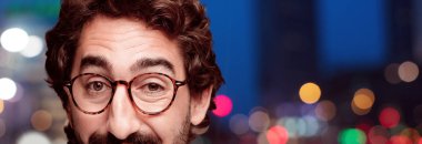 Genç çılgın sakallı adam kesme baş ifade izole ile.