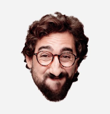Genç çılgın sakallı adam kesme baş ifade izole ile.