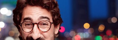 Genç çılgın sakallı adam kesme baş ifade izole ile.