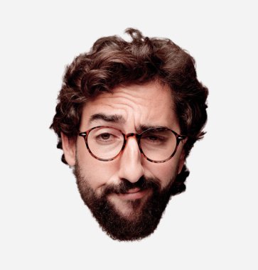 Genç deli adam kesme baş ifade izole sakallı. Hipster rol görünümü gözlüklü. 