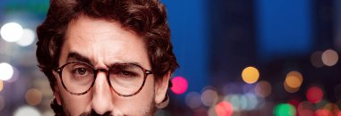 Genç deli adam kesme baş ifade izole sakallı. Hipster rol görünümü gözlüklü. 