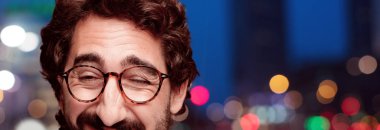 Genç deli adam kesme baş ifade izole sakallı. Hipster rol görünümü gözlüklü. Mutlu poz.