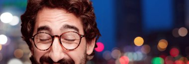 Genç deli adam kesme baş ifade izole sakallı. Hipster rol görünümü gözlüklü. Mutlu poz.