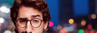 Genç deli adam kesme baş ifade izole sakallı. Hipster rol görünümü gözlüklü. 