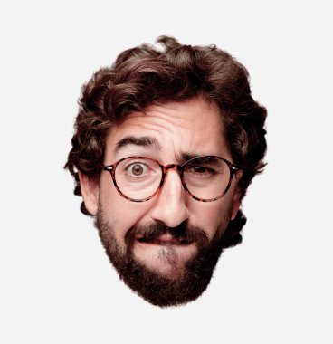 Genç deli adam kesme baş ifade izole sakallı. Hipster rol görünümü gözlüklü. Kızgın ifade.